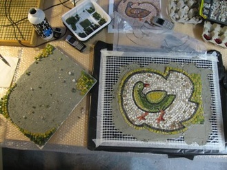 mosaiikkilintu siirtyy pieni alue kerrallaan luonnostelupohjalta tuoreelle laastille. Mosaiikki ja kuvat Marja Louni.